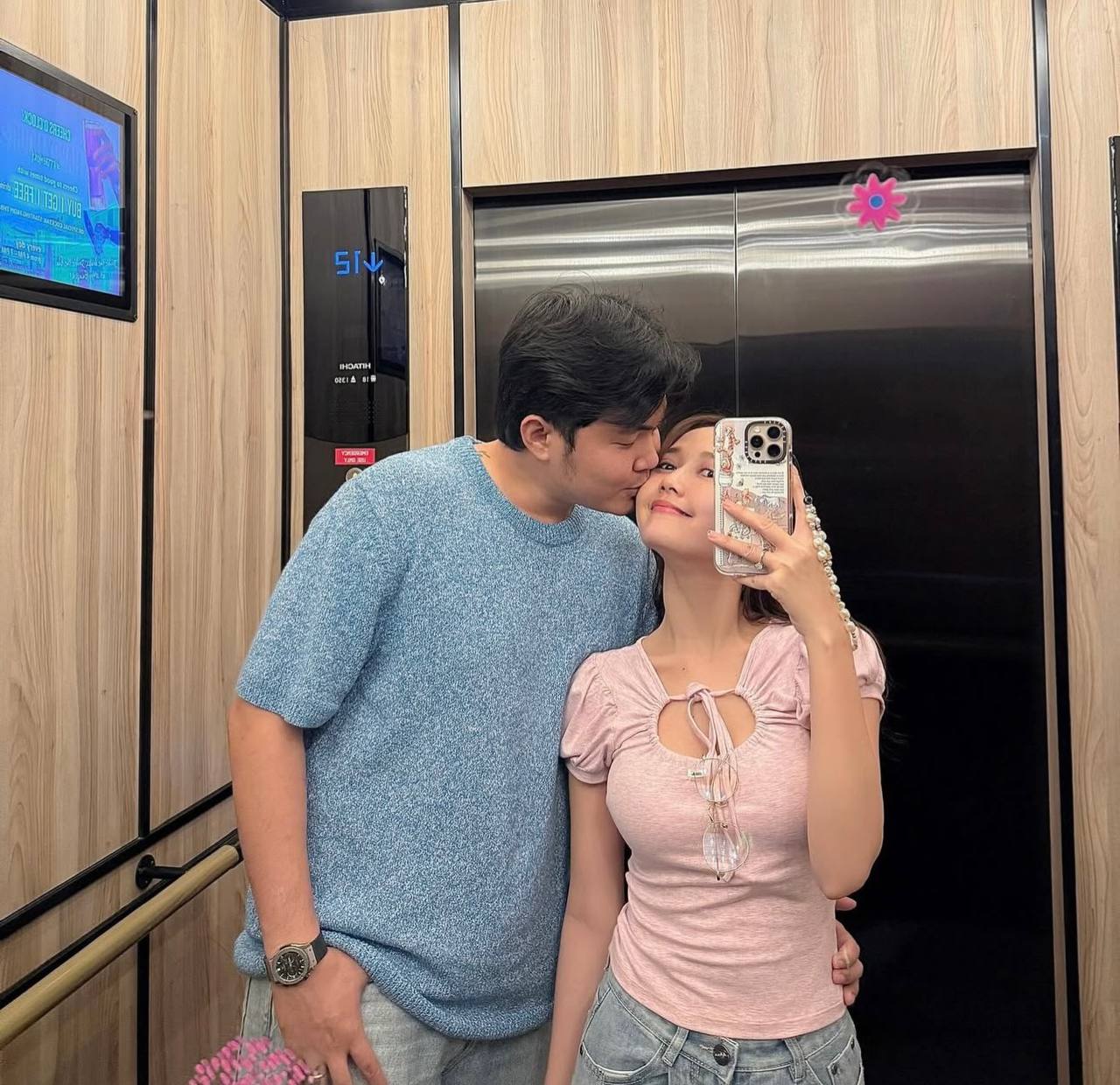 Xuất hiện cặp đôi