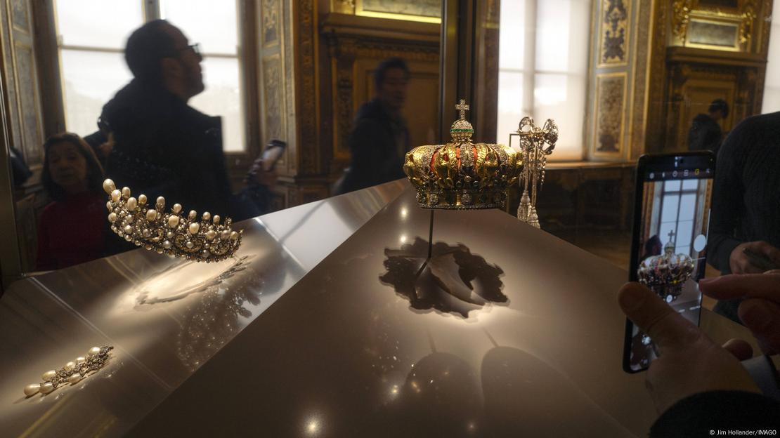 Bằng chứng mới trong vụ trộm bảo tàng Louvre: Tìm thấy hơn 150 mẫu ADN, camera ghi lại cảnh bất ngờ- Ảnh 2.