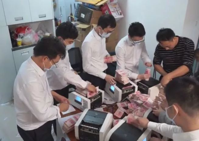 Đột kích nhiều địa điểm, tịch thu hơn 173 tỷ tiền mặt tại hiện trường liên quan đến 1 vụ án lừa đảo siêu tinh vi- Ảnh 3. Đột kích nhiều địa điểm, tịch thu hơn 173 tỷ tiền mặt tại hiện trường liên quan đến 1 vụ án lừa đảo siêu tinh vi- Ảnh 3.