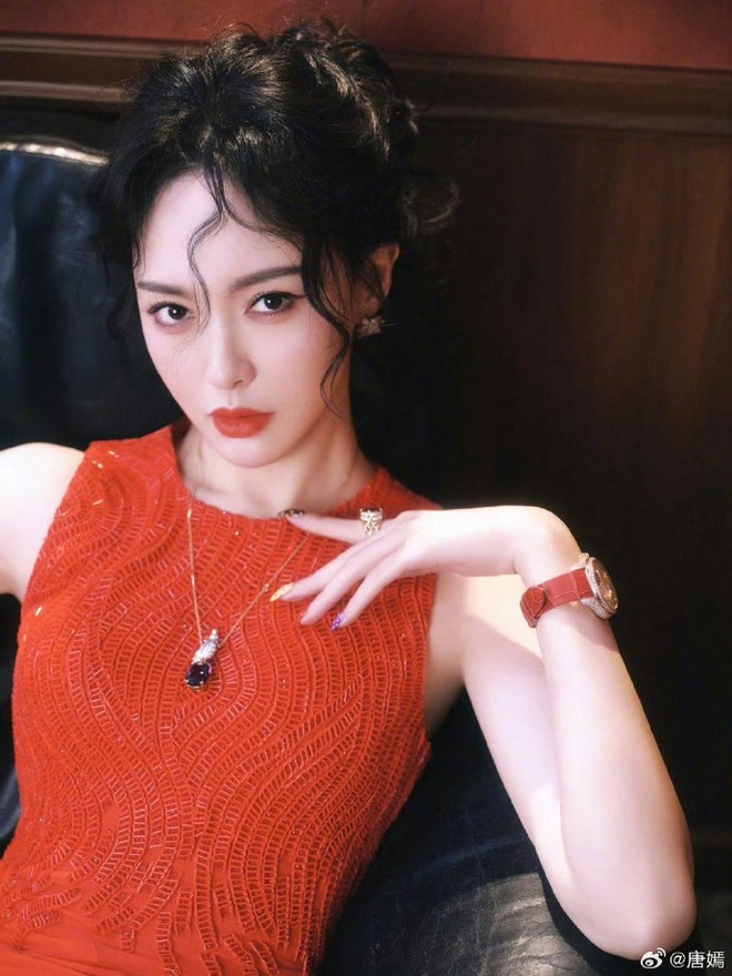 Siêu thảm đỏ hot nhất tối nay: Nhiệt Ba trưng trổ body