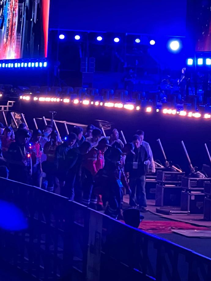 Clip: 1 nam ca sĩ ngã nhào khỏi sân khấu cao 2 m, bất tỉnh tại chỗ- Ảnh 3.