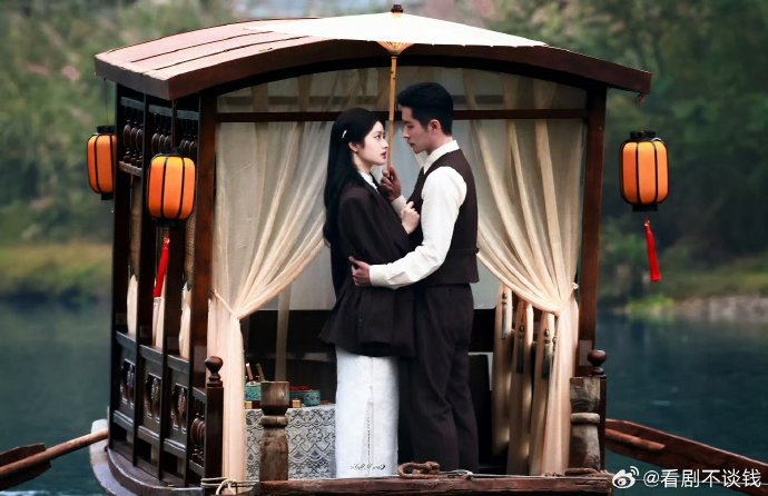 Bắt gặp cặp đôi ngôn tình hôn nhau quá dữ giữa chốn đông người: Nhà trai đẹp đỉnh, xem mà không thở nổi- Ảnh 4. Bắt gặp cặp đôi ngôn tình hôn nhau quá dữ giữa chốn đông người: Nhà trai đẹp đỉnh, xem mà không thở nổi- Ảnh 4.