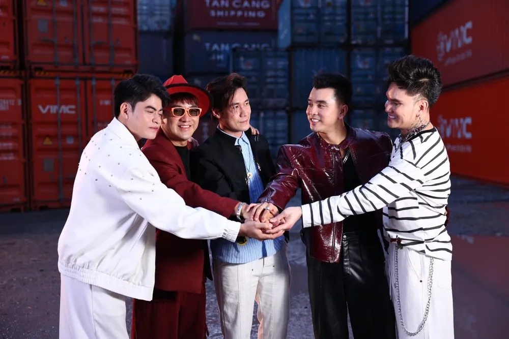 Khánh Phương lên tiếng sau khi bị cơ quan chức năng mời làm việc, nói gì về vụ bị lộ tin nhắn nhóm?- Ảnh 1.