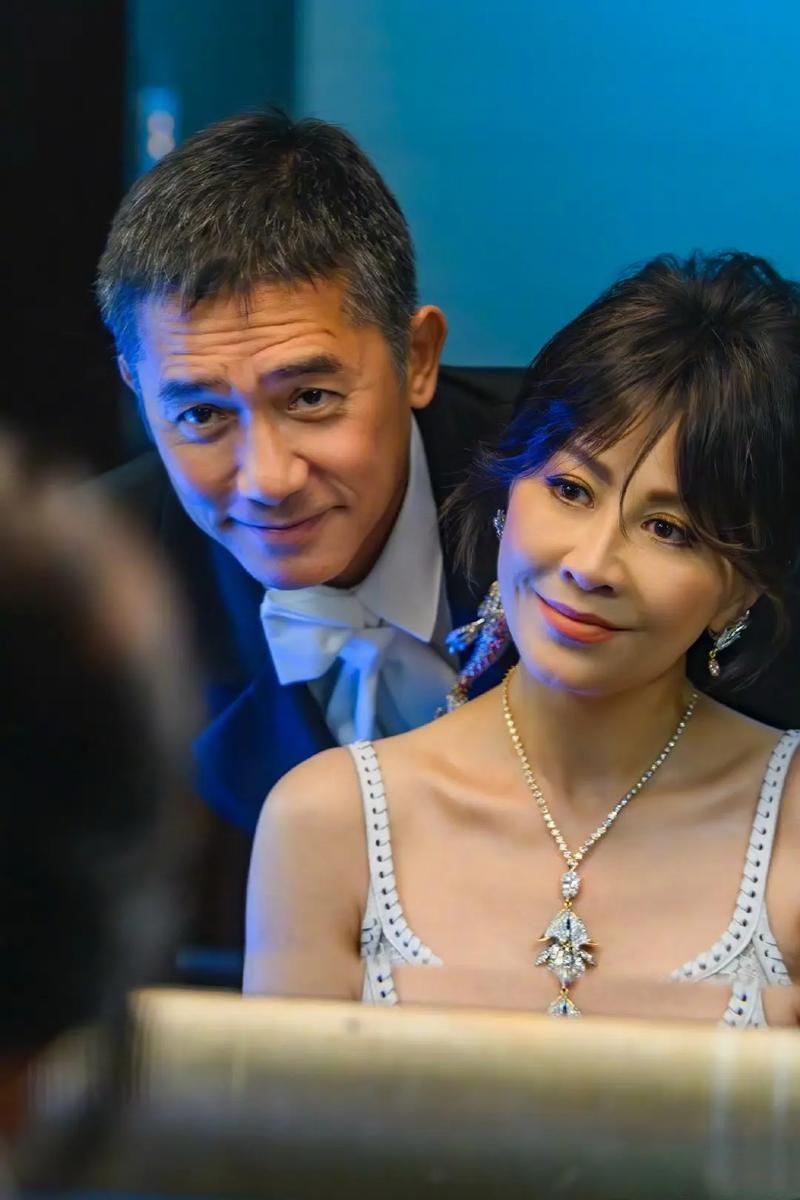 Lưu Gia Linh khoe đôi chân thon dài ở tuổi 59 bên cạnh Lương Triều Vỹ, tình yêu vẫn bền vững qua 3 thập kỷ- Ảnh 5.