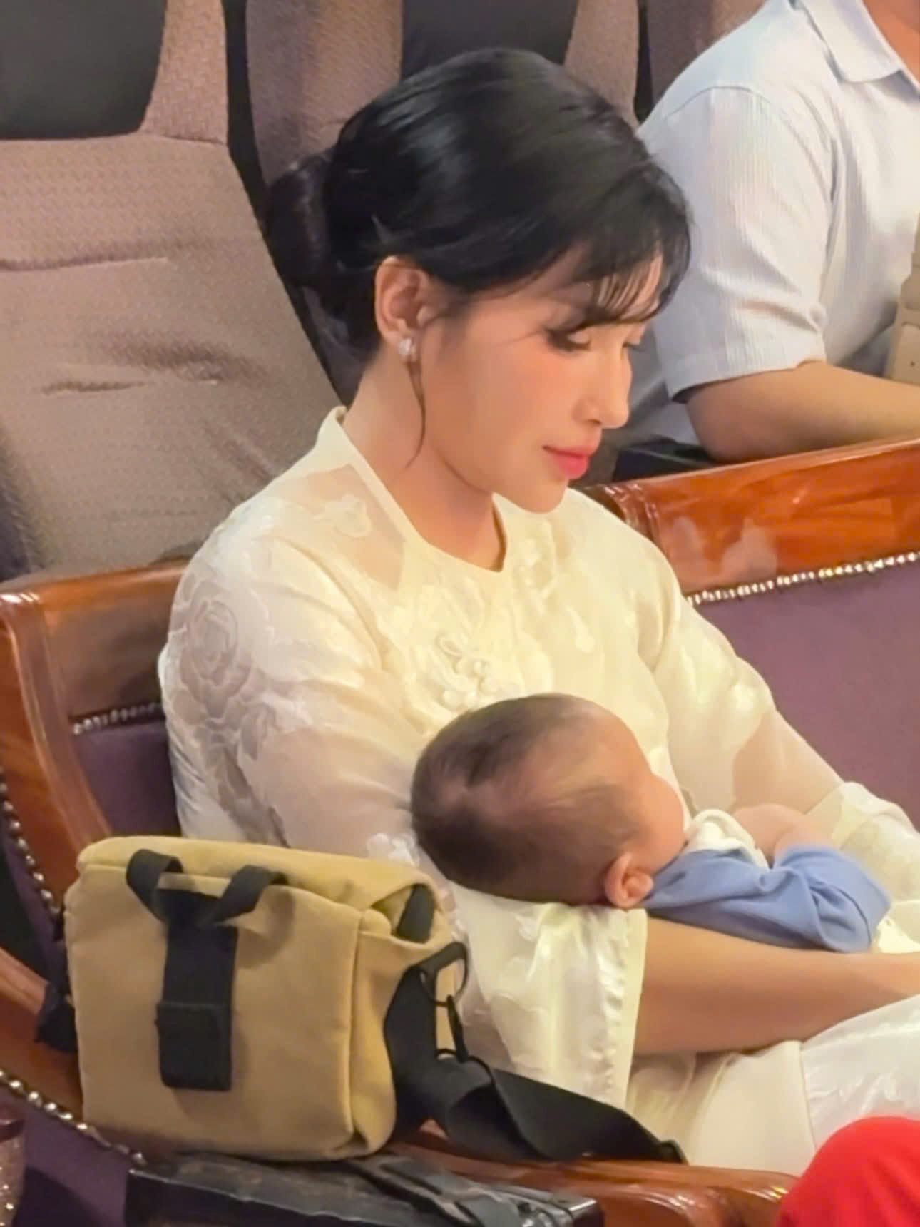 Khả Như - Huỳnh Phương bí mật có con, bồng bế công khai ở sự kiện?- Ảnh 2.