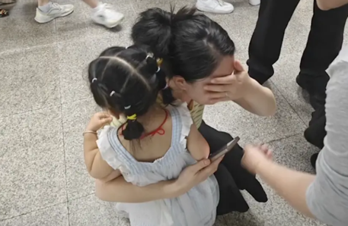 Thấy cô bé trên mạng giống hệt con gái mình, bà mẹ đòi xét nghiệm ADN vì nghi ngờ có con ruột khác mà không biết- Ảnh 2.