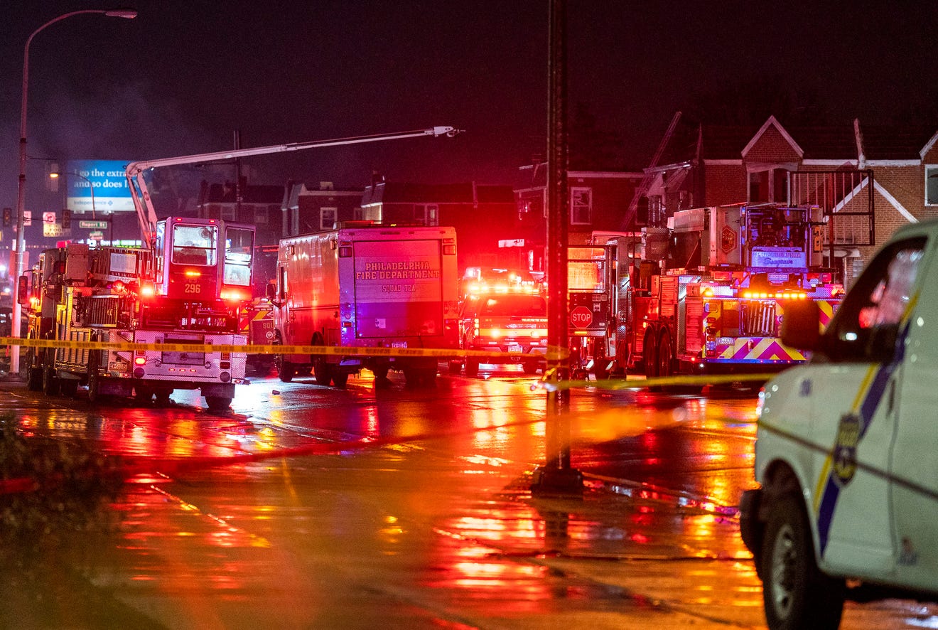 Thảm kịch rơi máy bay tại Mỹ: Camera bắt trọn khoảnh khắc máy bay phát nổ, tiết lộ khung cảnh hiện trường kinh hoàng- Ảnh 1.