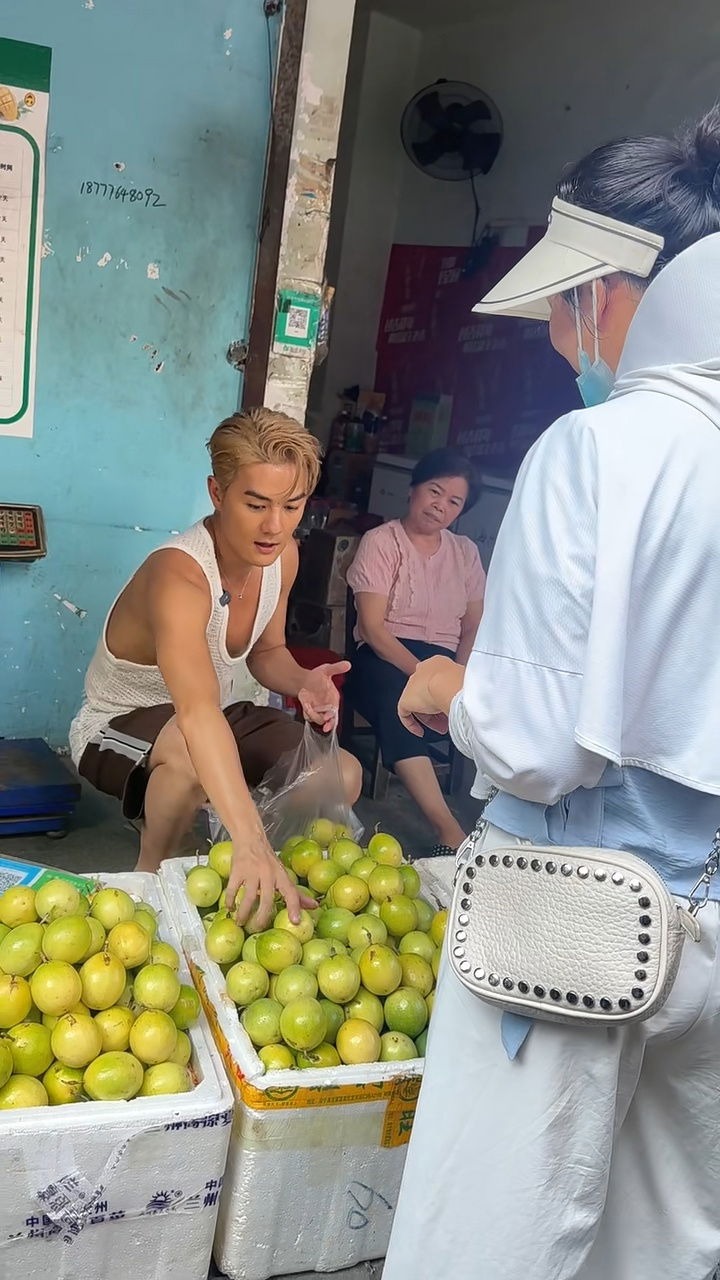 1 Anh Trai Vượt Ngàn Chông Gai thất thế, ngồi lầm lũi bán trái cây lề đường mưu sinh?- Ảnh 7.
