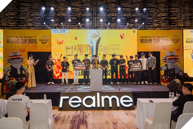 Đội tuyển Annie BT (trái) và AOD Esports