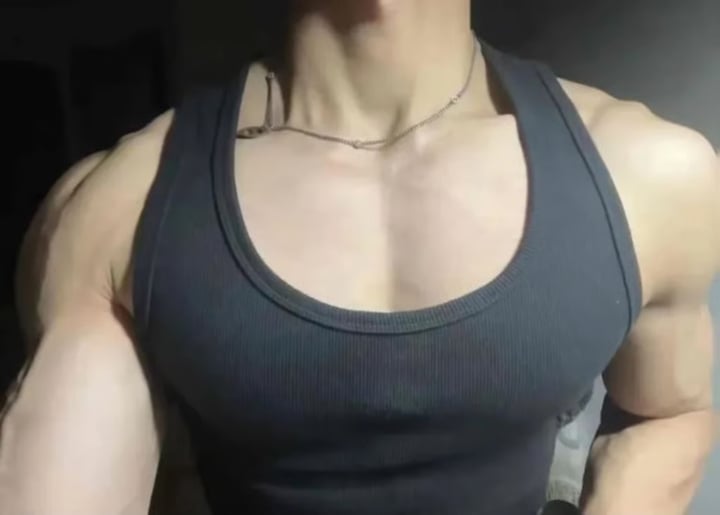 Thanh niên cơ bắp mà dịu dàng bán dịch vụ ôm 5 phút giá rẻ cho phụ nữ cô đơn- Ảnh 2.