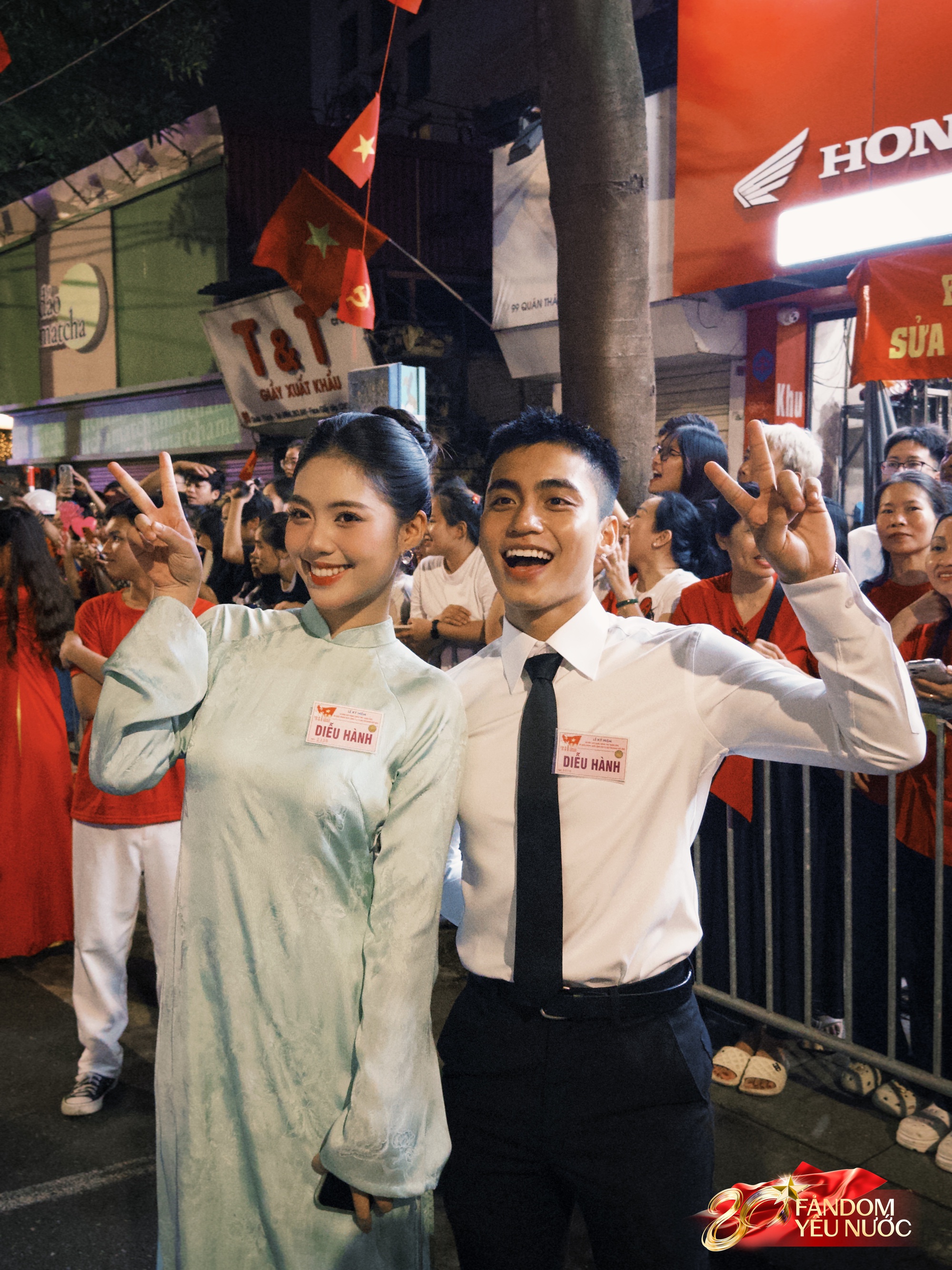 Dàn nghệ sĩ tươi rói tại Tổng duyệt diễu hành 2/9: MONO và Hoà Minzy được người dân vây kín, nữ diễn viên là Thượng uý công an gây sốt!- Ảnh 22.