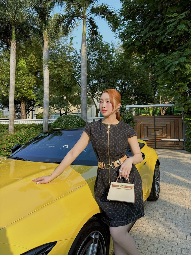 Clip đậm mùi tiền của vợ sao nam Vbiz : Lóa mắt vì toàn xe sang, vóc dáng giảm 15kg sau sinh mới đáng bàn- Ảnh 1.