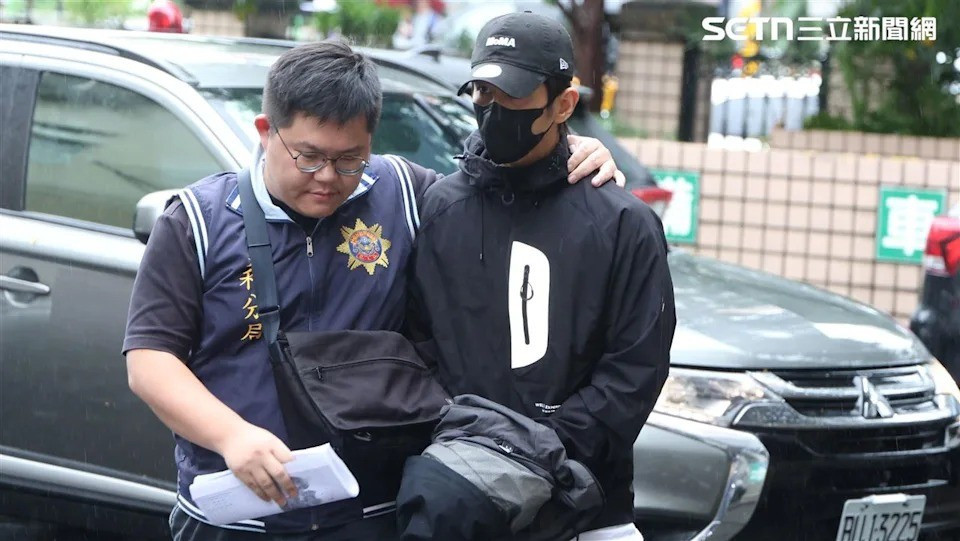 Tình cảnh nhiều nam nghệ sĩ bị bắt- Ảnh 2. Tình cảnh nhiều nam nghệ sĩ bị bắt- Ảnh 2.