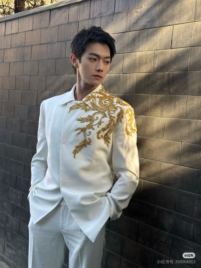 8-1738380814876494748196-1738382425937-1738382426048326054011 "Bạch mã hoàng tử" Hoa ngữ đẹp mê mẩn mùa Tết 2025, nhan sắc hoàn mỹ như tổng tài xé truyện bước ra 8 1738380814876494748196 1738382425937 1738382426048326054011