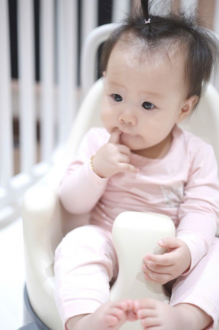 8-1743736276-639-width740height1112 Con gái Phương Oanh - Shark Bình chưa tròn 1 tuổi đã có nhiều điểm giống mẹ - 2