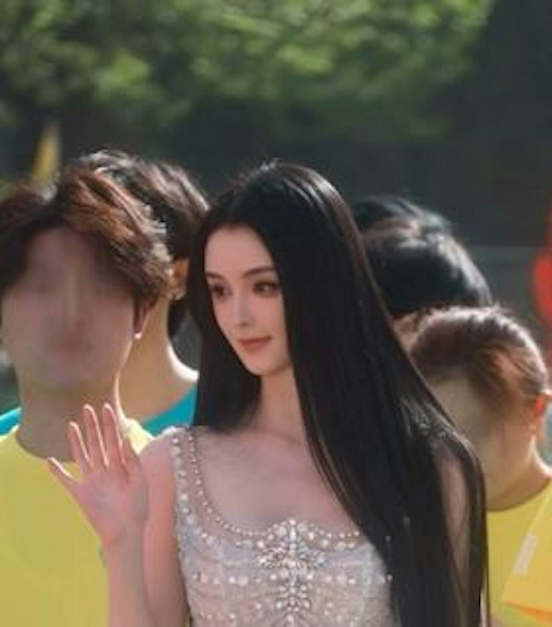 8-1745565555-672-width1920height2181 Cô gái xinh đẹp như AI cầm bảng chỉ dẫn tại hội thao gây sốt - 4