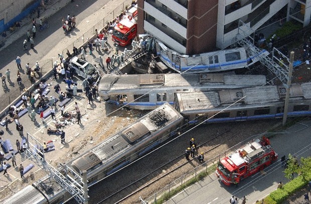 Con tàu trật bánh, lao vào toà chung cư: 107 người chết, 562 người bị thương chỉ vì một sai lầm và ám ảnh đáng buồn- Ảnh 1.