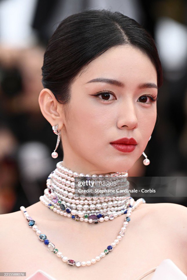 8-1747808217-648-width645height968 Sao nữ dưới ống kính hung thần ở Cannes - 9