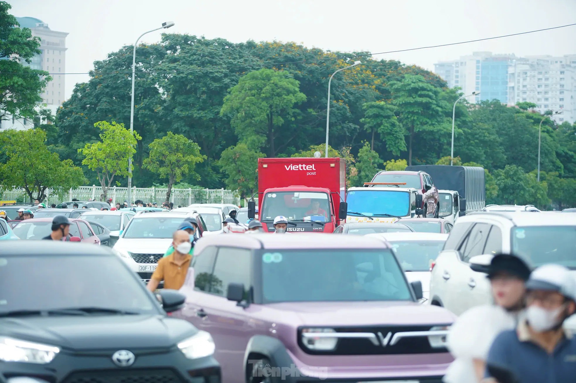 8-1750511208-320-width1966height1310 Các phương tiện nối đuôi nhau, ùn ùn đổ về sân vận động Mỹ Đình.