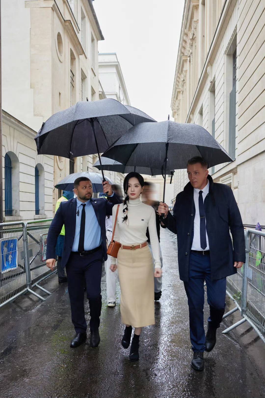 Nhan sắc của mỹ nhân hạng A này lạ lắm: Lên phim lờ đờ như 3 ngày không ngủ, ngoài đời