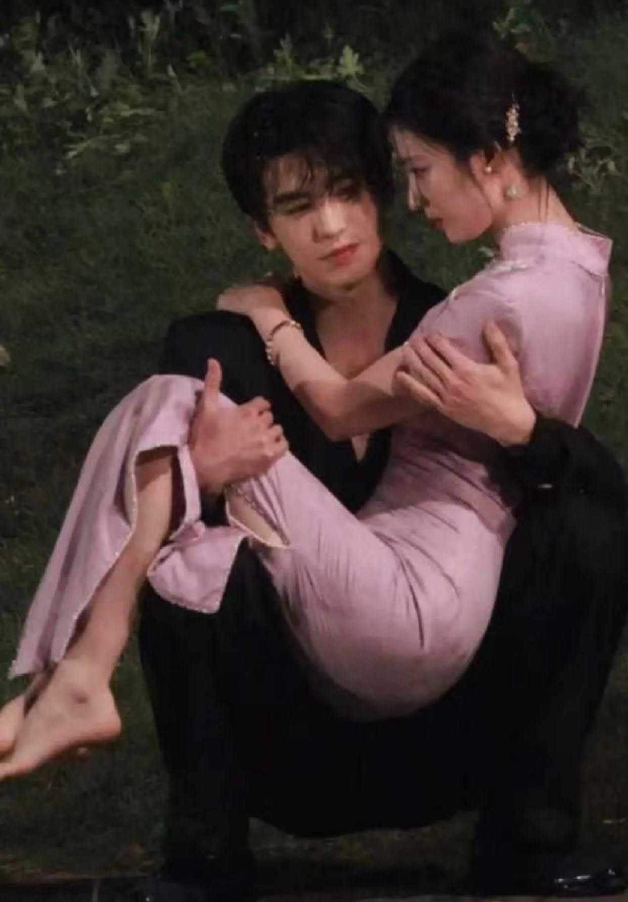 Nhiều năm sau, hai người mới gặp lại, nảy sinh tình cảm nhưng lại gặp biến cố mới do thời cuộc, khiến Nhậm Tố Tố phải giả chết biến mất để Mộ Dung Thanh Dịch thương nhớ khôn nguôi. Rồi thời gian trôi qua, cô gái trở về với thân phận mới, là vợ chưa cưới của anh trai Thanh Dịch. Chuyện tình của họ lại bị thử thách lần nữa khi chàng căm hận nàng đã phản bội, nàng lại có nỗi đau chẳng thể nói ra.