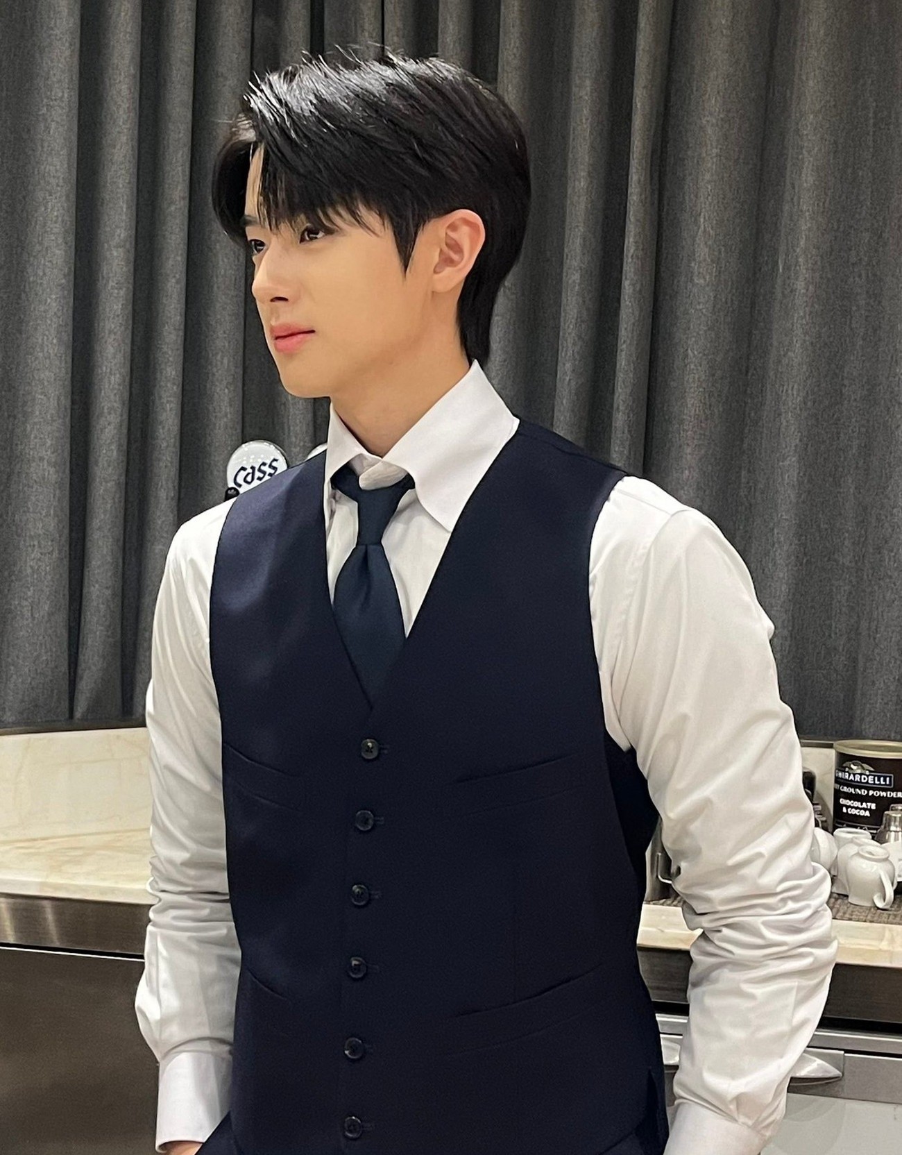 Nhân vật Cha Jin Wook thu hút khán giả vì hình tượng trái ngược hút thuốc cầm súng thái độ phản nghịch, mang vẻ cô độc và nội tâm phức tạp, nhưng lại cũng rất đáng yêu khi cầm chai sữa chuối. Trước đó, Kim Min Kyu cho biết lý do anh nhận vai diễn Cha Jin Wook vì: