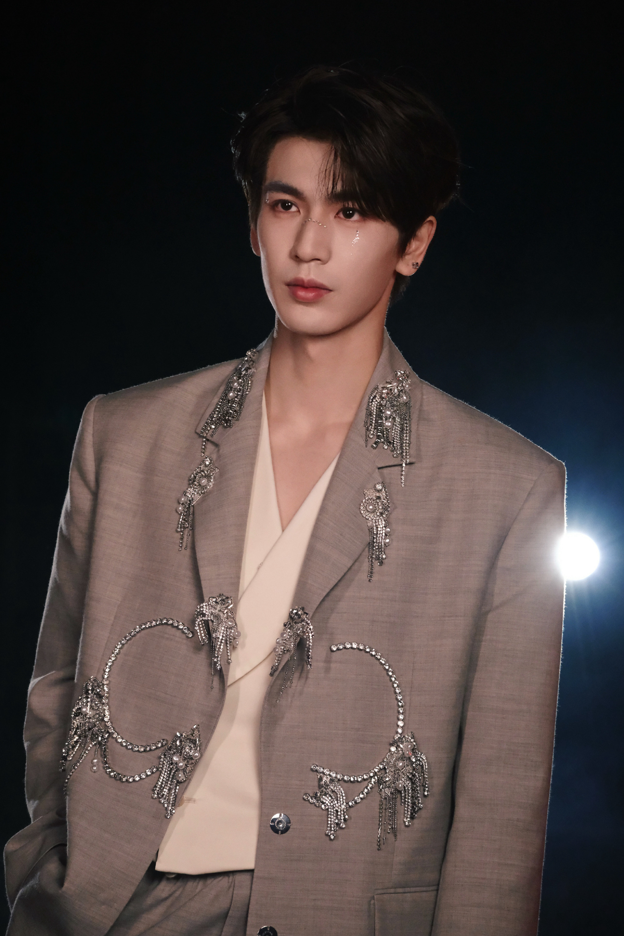 5 sao nam đẹp trai nhất Cbiz hiện nay: Dương Dương chỉ đứng thứ 2, Tiêu Chiến hạng mấy?- Ảnh 8.