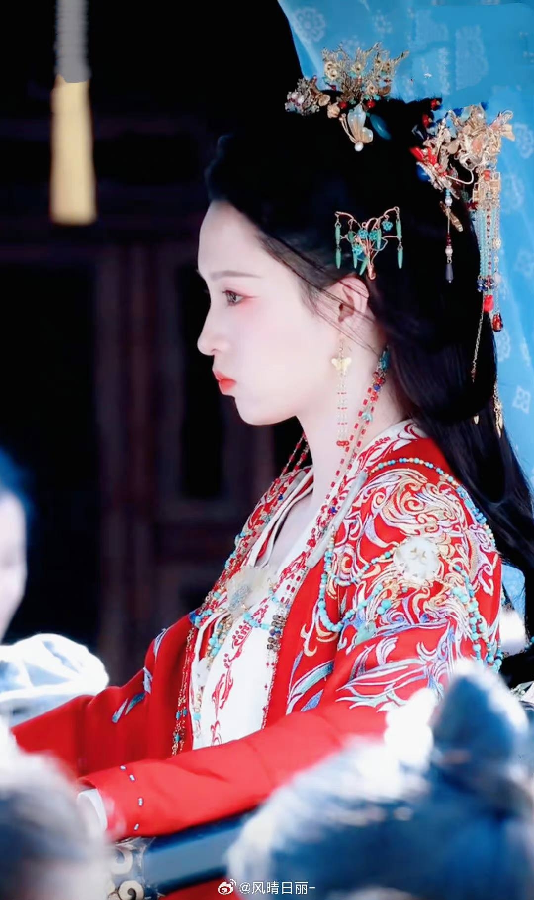 Liếc mỹ nhân này 1 cái mà ngày thương nhớ tối về ngủ mơ: Mặt xinh da trắng váy đỏ, đẹp không để đâu cho hết- Ảnh 9. Liếc mỹ nhân này 1 cái mà ngày thương nhớ tối về ngủ mơ: Mặt xinh da trắng váy đỏ, đẹp không để đâu cho hết- Ảnh 9.