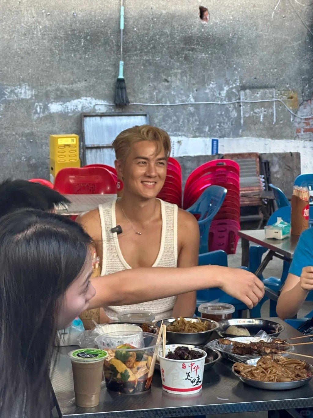 1 Anh Trai Vượt Ngàn Chông Gai thất thế, ngồi lầm lũi bán trái cây lề đường mưu sinh?- Ảnh 10.