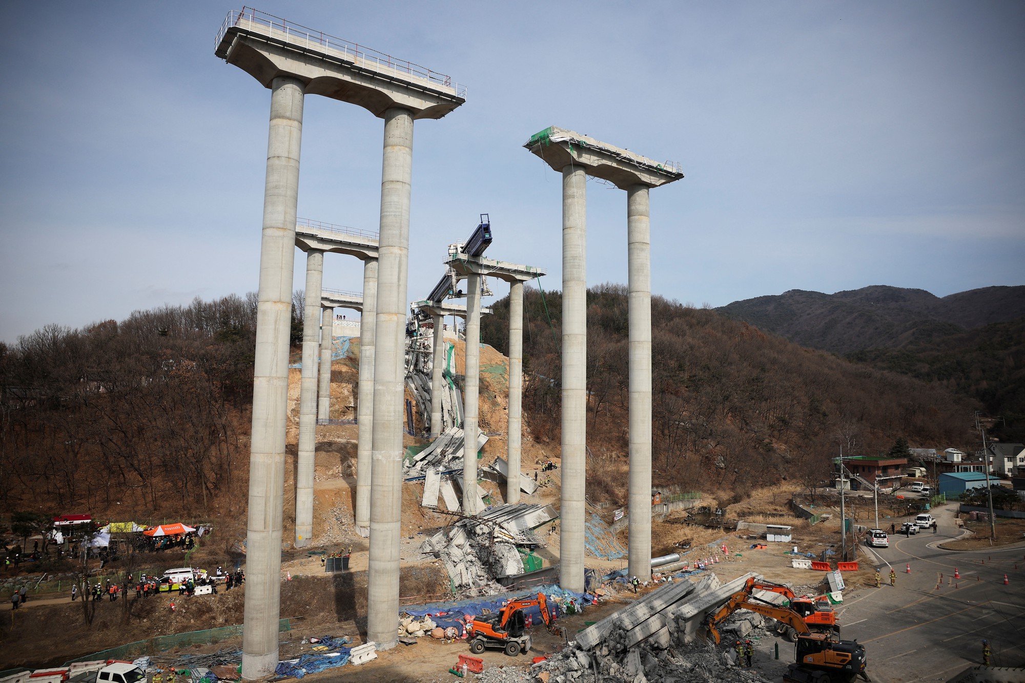 Kinh hoàng khoảnh khắc cầu sập trong 3 giây trên đường cao tốc ở Hàn Quốc, nhiều người bị Kinh hoàng khoảnh khắc cầu sập trong 3 giây trên đường cao tốc ở Hàn Quốc, nhiều người bị