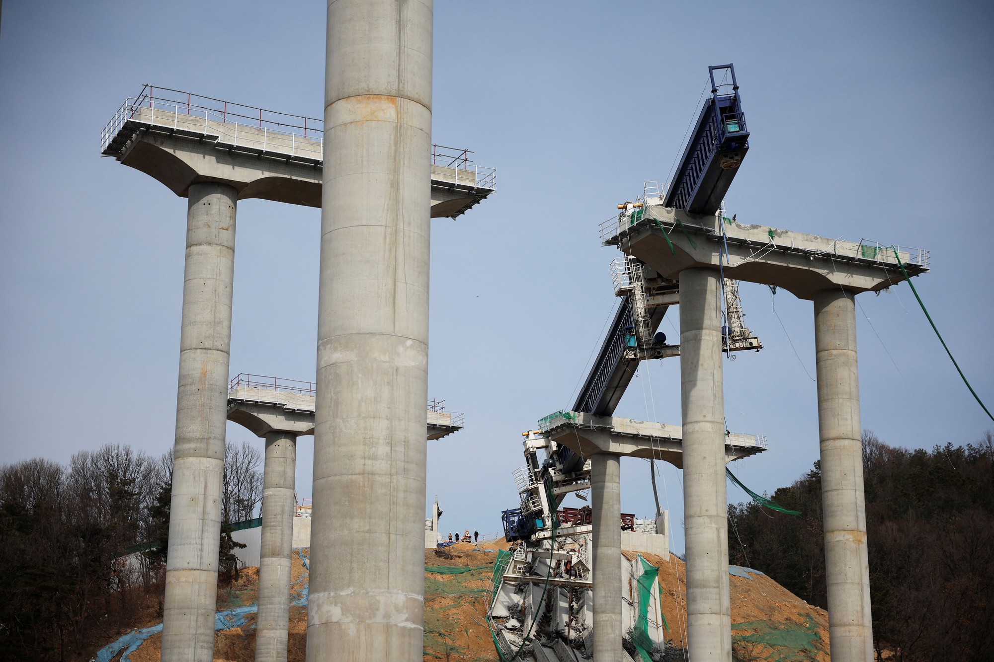 Kinh hoàng khoảnh khắc cầu sập trong 3 giây trên đường cao tốc ở Hàn Quốc, nhiều người bị Kinh hoàng khoảnh khắc cầu sập trong 3 giây trên đường cao tốc ở Hàn Quốc, nhiều người bị