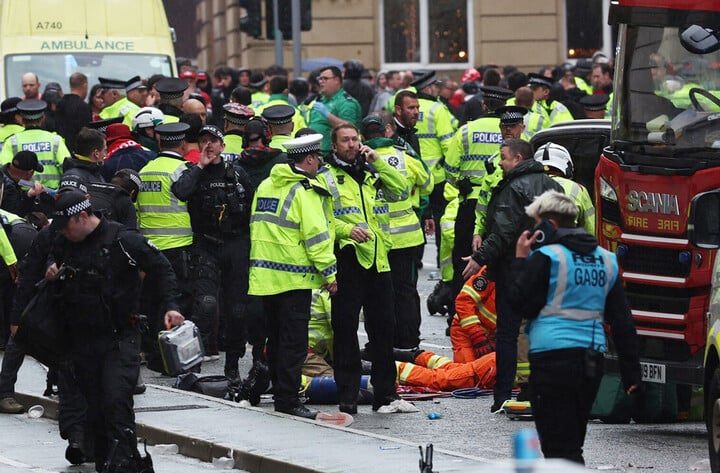 Lao xe vào đám đông ăn mừng chiến thắng của Liverpool, gần 50 người bị thương- Ảnh 1.