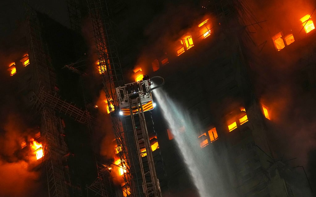 Thảm hoạ cháy chung cư tại Hong Kong: Vẫn chưa thể dập tắt ngọn lửa sau 8 tiếng, số người tử vong tiếp tục tăng- Ảnh 4. Thảm hoạ cháy chung cư tại Hong Kong: Vẫn chưa thể dập tắt ngọn lửa sau 8 tiếng, số người tử vong tiếp tục tăng- Ảnh 4.