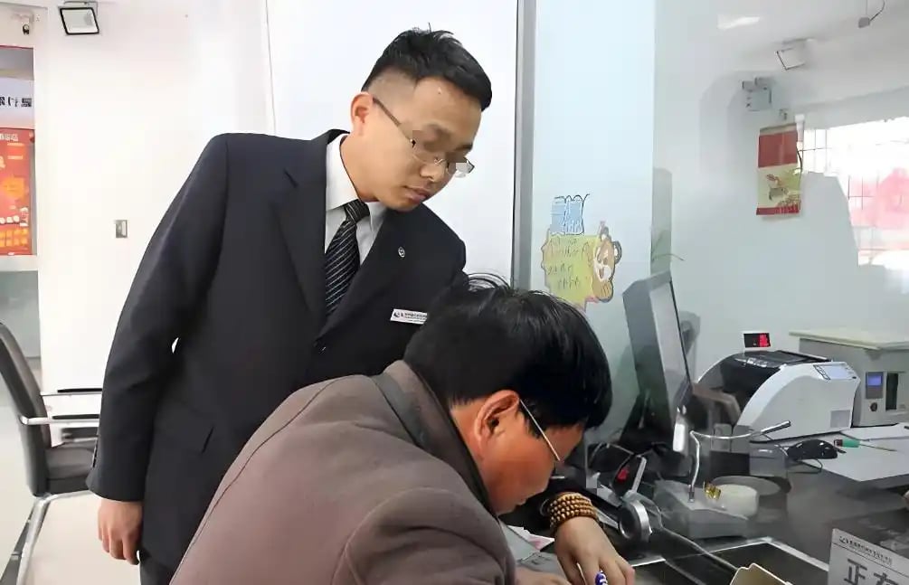 Người đàn ông gửi tiết kiệm hơn 899 triệu đồng, 15 năm sau số dư chỉ còn 7 triệu, ngân hàng khẳng định: “Chúng tôi chỉ làm theo quy định”- Ảnh 1. Người đàn ông gửi tiết kiệm hơn 899 triệu đồng, 15 năm sau số dư chỉ còn 7 triệu, ngân hàng khẳng định: “Chúng tôi chỉ làm theo quy định”- Ảnh 1.