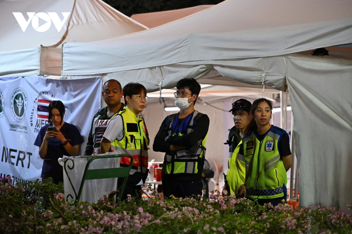 Vụ sập nhà 30 tầng ở Bangkok: Liên lạc được qua di động với 9 người bị mắc kẹt- Ảnh 7.