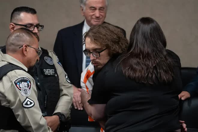 Người phụ nữ ôm sát thủ đã bắn chết anh trai mình và 22 người khác, cả phòng xử án chết lặng khi nghe lý do- Ảnh 1.