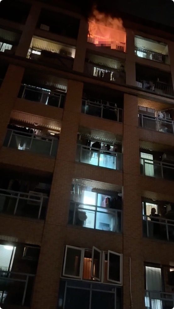 Cháy dữ dội ở tầng 9 chung cư, người đàn ông mắc kẹt bám chặt lan can ban công cầu cứu trong tuyệt vọng- Ảnh 2.