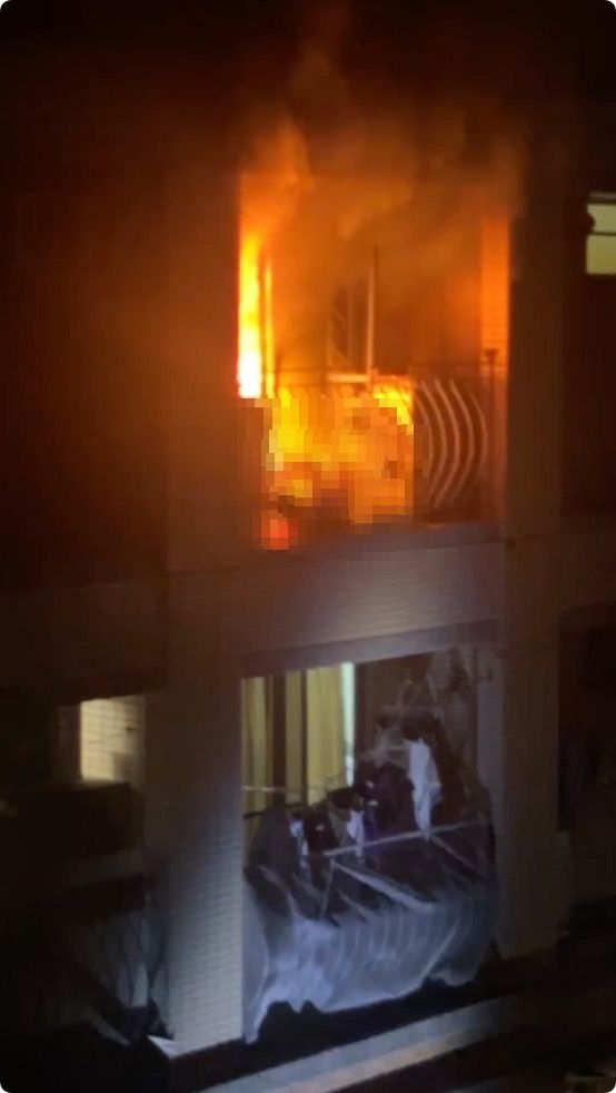 Cháy dữ dội ở tầng 9 chung cư, người đàn ông mắc kẹt bám chặt lan can ban công cầu cứu trong tuyệt vọng- Ảnh 1.