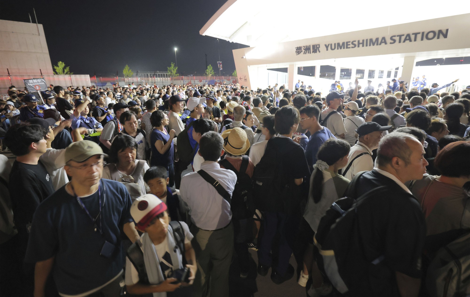 Hỗn loạn tại ga tàu Nhật Bản: Sự cố bất ngờ khiến 30.000 hành khách vạ vật xuyên đêm, 33 người nhập viện- Ảnh 1. Hỗn loạn tại ga tàu Nhật Bản: Sự cố bất ngờ khiến 30.000 hành khách vạ vật xuyên đêm, 33 người nhập viện- Ảnh 1.