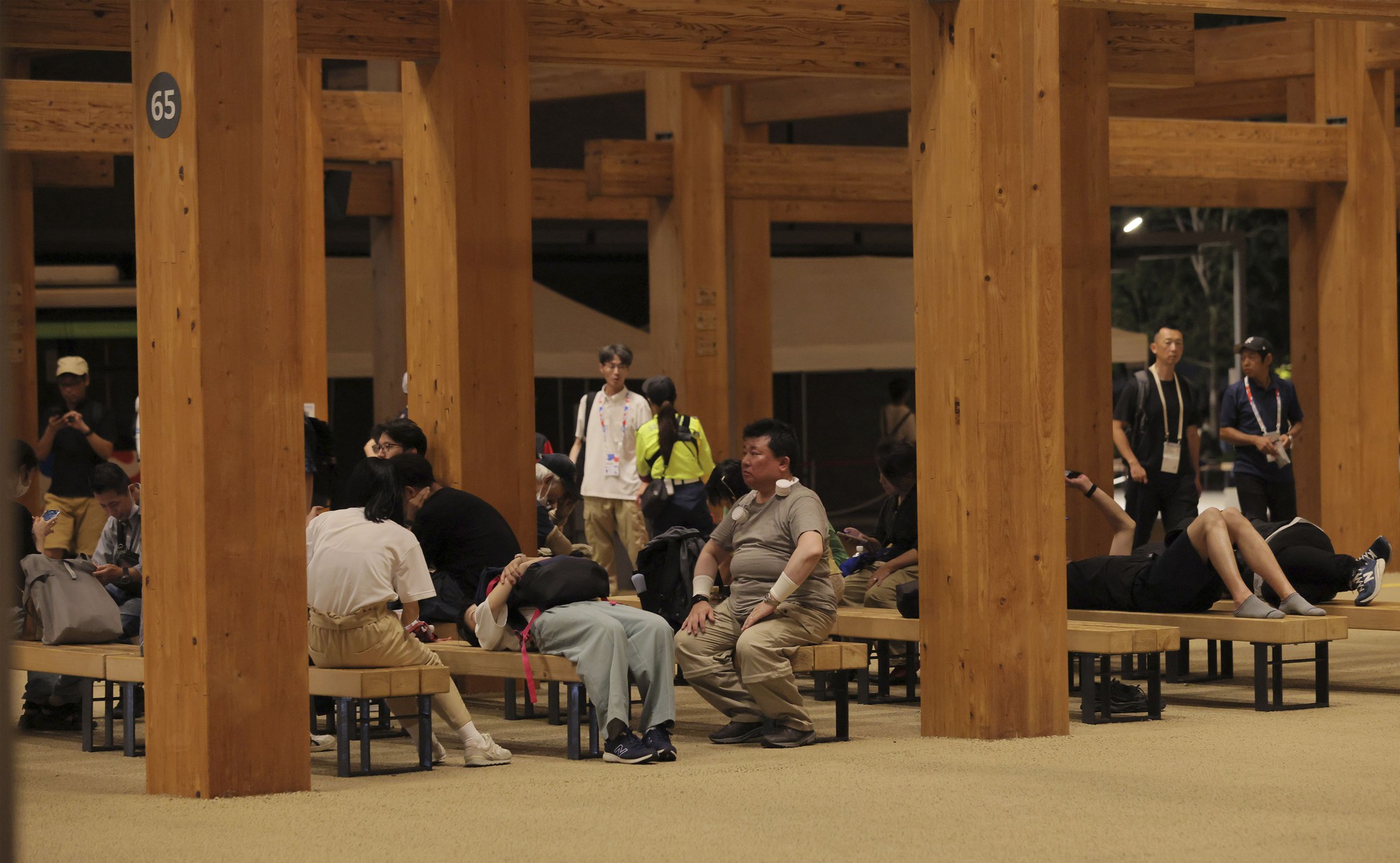 Hỗn loạn tại ga tàu Nhật Bản: Sự cố bất ngờ khiến 30.000 hành khách vạ vật xuyên đêm, 33 người nhập viện- Ảnh 3. Hỗn loạn tại ga tàu Nhật Bản: Sự cố bất ngờ khiến 30.000 hành khách vạ vật xuyên đêm, 33 người nhập viện- Ảnh 3.