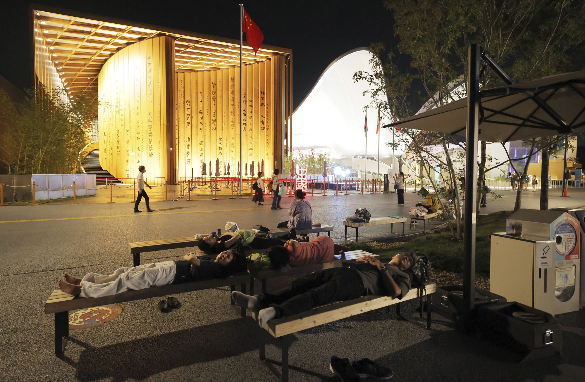 Hỗn loạn tại ga tàu Nhật Bản: Sự cố bất ngờ khiến 30.000 hành khách vạ vật xuyên đêm, 33 người nhập viện- Ảnh 2. Hỗn loạn tại ga tàu Nhật Bản: Sự cố bất ngờ khiến 30.000 hành khách vạ vật xuyên đêm, 33 người nhập viện- Ảnh 2.