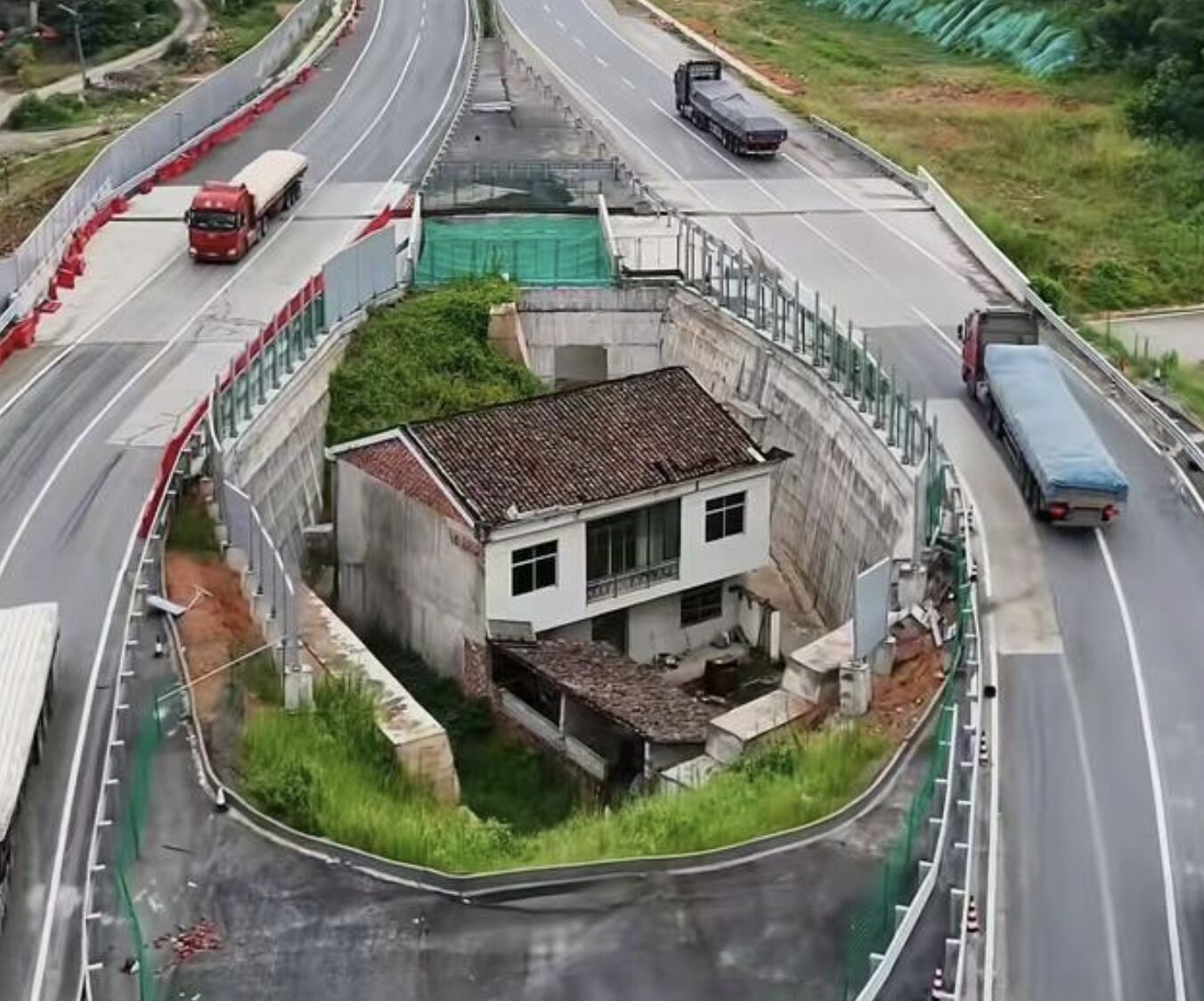 Nhất quyết không chịu di dời dù được đền bù tiền tỷ, ngôi nhà sẵn sàng