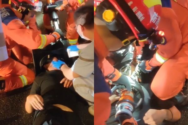 Hy hữu: Người đi xe máy kẹt đầu vào cột đèn giao thông- Ảnh 2.