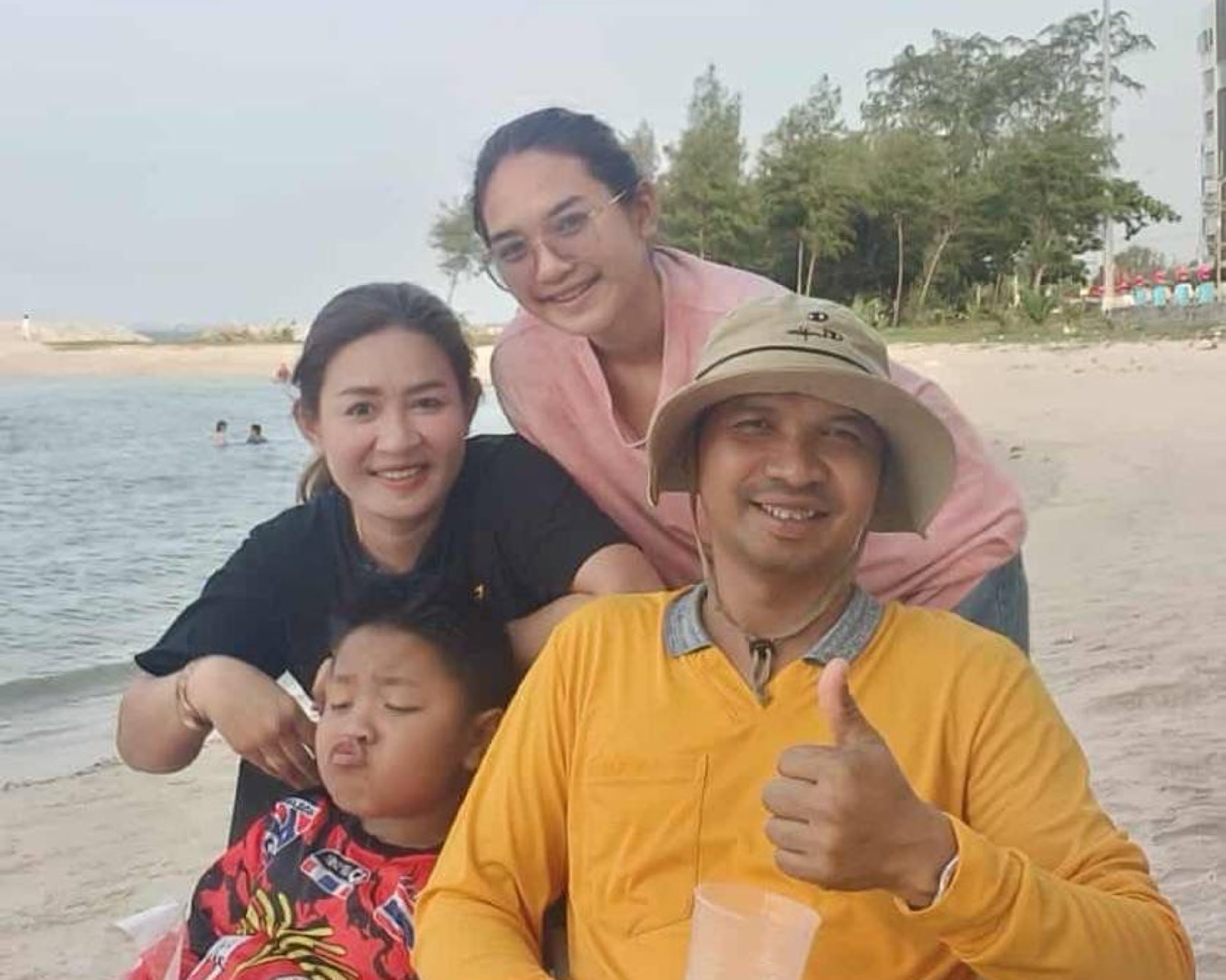 Nỗi đau xé lòng của người đàn ông mất vợ và hai con khi đang đi mua đồ ăn vặt trong vụ 7-Eleven ở Thái Lan nghi bị trúng hoả lực- Ảnh 1. Nỗi đau xé lòng của người đàn ông mất vợ và hai con khi đang đi mua đồ ăn vặt trong vụ 7-Eleven ở Thái Lan nghi bị trúng hoả lực- Ảnh 1.