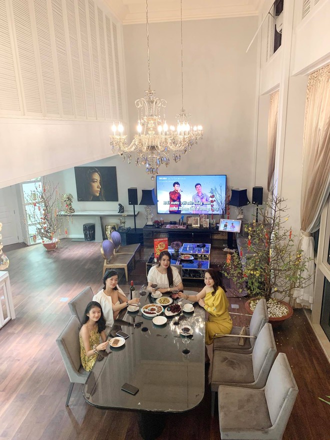 Nữ nghệ sĩ sở hữu penthouse 300m2 ở Quận 2, qua 1 lần đò, U50 vẫn bốc lửa, trẻ đẹp như 30- Ảnh 4. Nữ nghệ sĩ sở hữu penthouse 300m2 ở Quận 2, qua 1 lần đò, U50 vẫn bốc lửa, trẻ đẹp như 30- Ảnh 4.