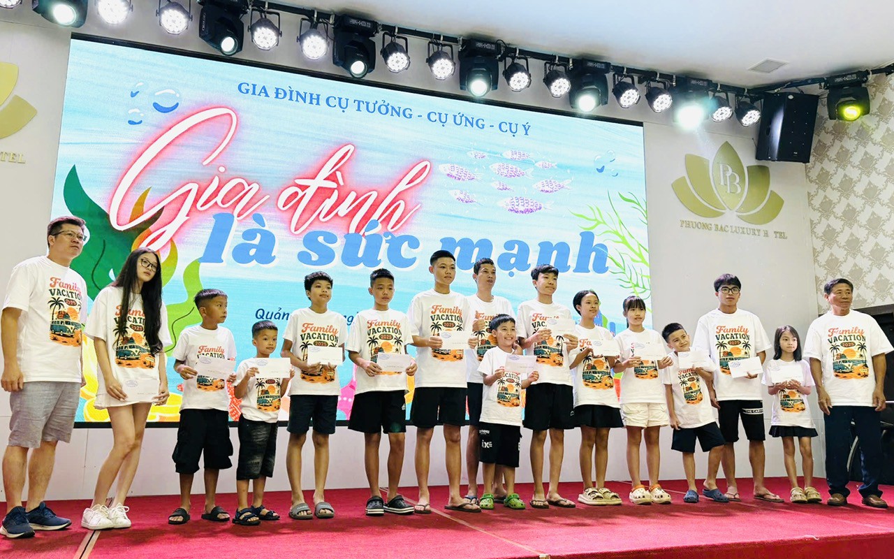 83f10558de4768193156-1752056286-186-width1280height800 Đại gia đình tổ chức bữa tiệc ấm cúng và trao quà động viên cho các cháu có thành tích học tập tốt. Truyền thống hiếu học đã được cụ Tưởng duy trì từ lúc sinh thời, đến nay con cháu đã duy trì hơn 6 thập kỉ và quỹ khuyến học trong Đại gia đình do ông Tâm đứng đầu.