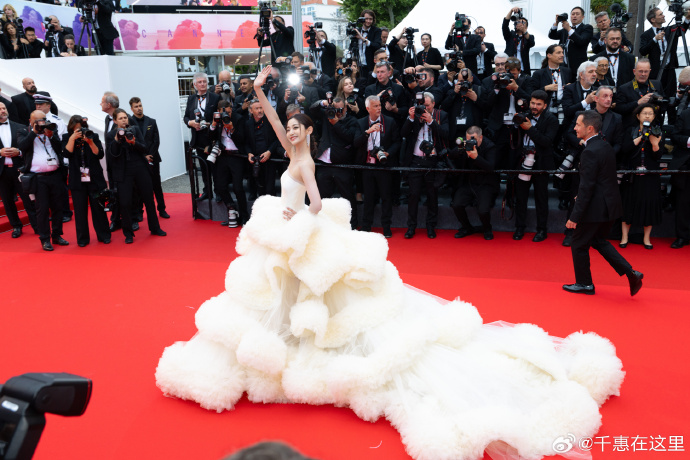 "Muối mặt" nhất Cannes ngày 1: Sao nữ 9X Trung Quốc mặc "phá luật" liên tục bị đuổi khỏi thảm đỏ! 83f6e7cely1i1eo0ljlvhj22bc1jlqv5 1747203127453566679981 1747207005220 17472070082662118882219