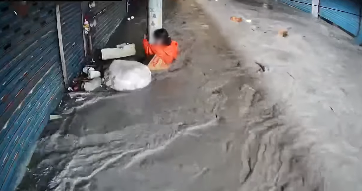 Clip kinh hoàng trong siêu bão Ragasa: Dòng bùn cuồn cuộn đổ ập khiến cả thị trấn chìm trong biển nước, người dân bám cột điện cầu cứu- Ảnh 5. Clip kinh hoàng trong siêu bão Ragasa: Dòng bùn cuồn cuộn đổ ập khiến cả thị trấn chìm trong biển nước, người dân bám cột điện cầu cứu- Ảnh 5.