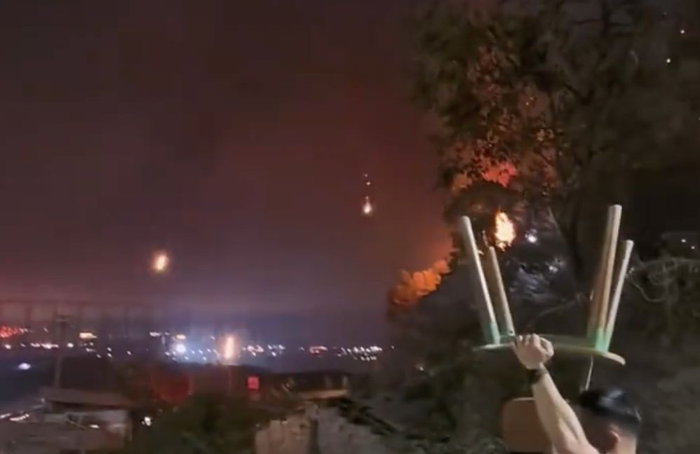 Kinh hoàng cảnh hàng trăm drone bốc cháy, rơi như mưa