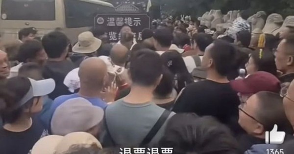 Cảnh tượng "không thở được" ghi nhận tại hàng loạt địa điểm nổi tiếng nhất Trung Quốc những ngày này 8432786 1759805585551532676539 1759808834817 1759808835047578365738 45 0 724 1086 crop 17598088554121424763329jpg